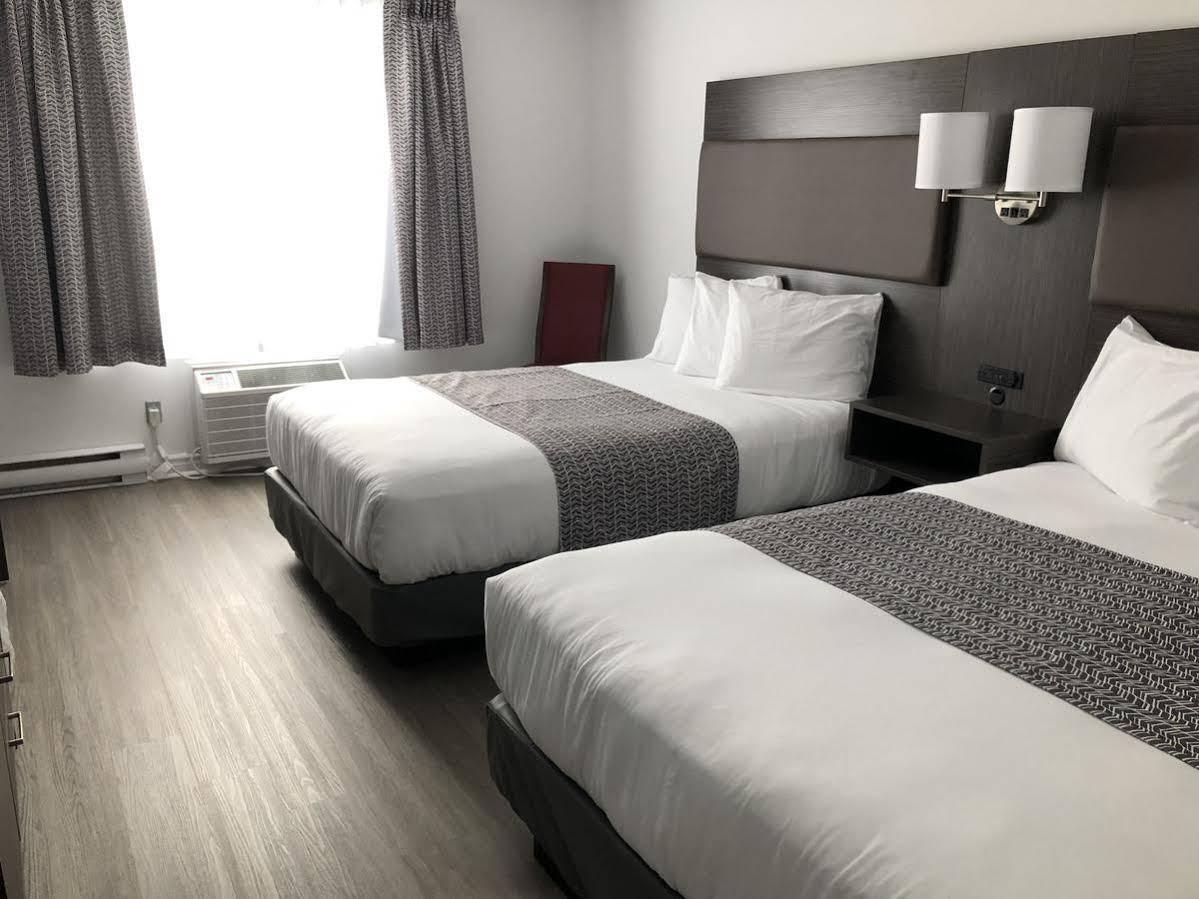 Travelodge By Wyndham Rigaud Exterior photo