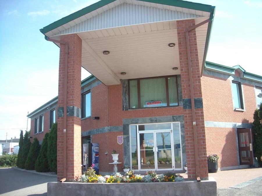 Travelodge By Wyndham Rigaud Exterior photo