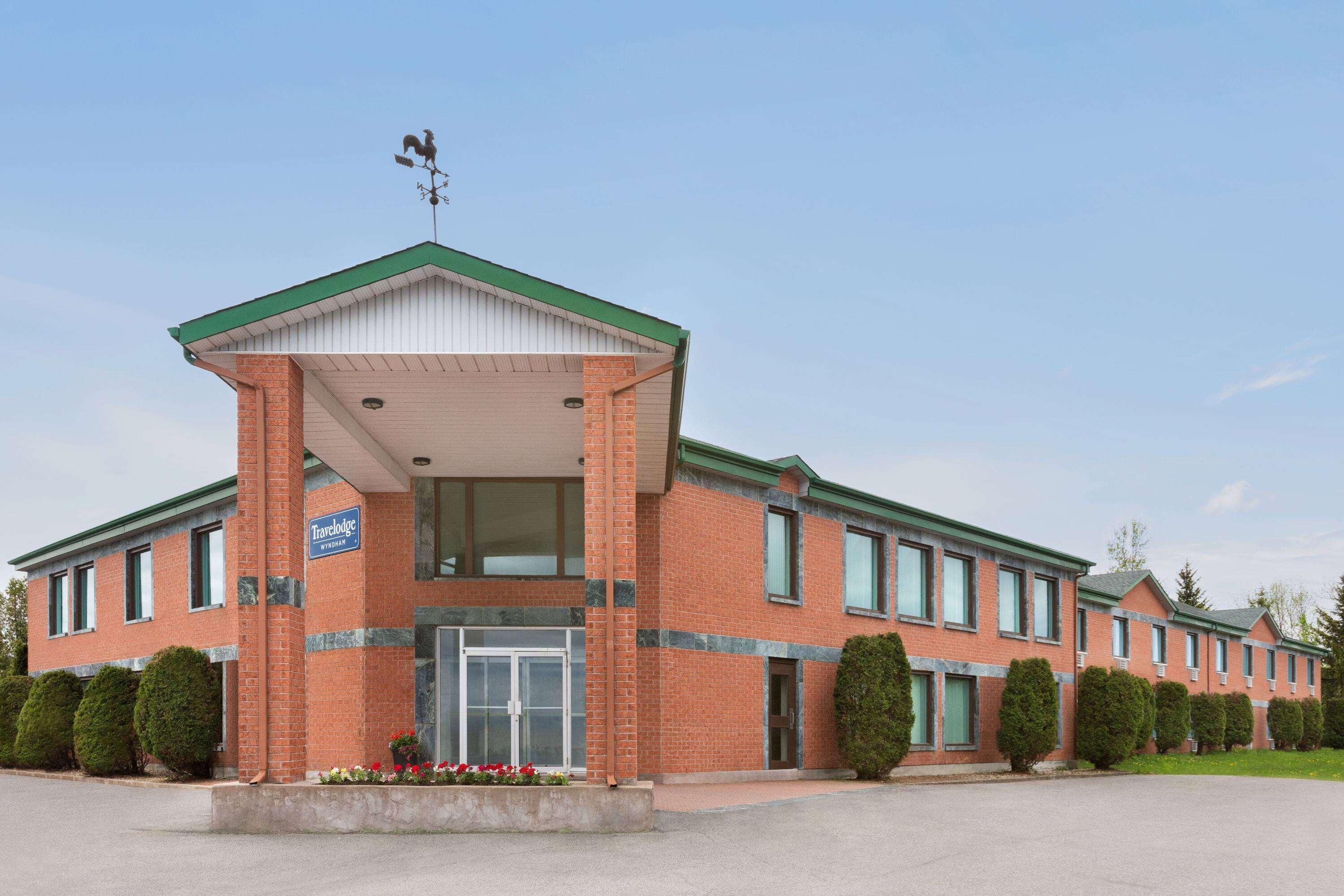 Travelodge By Wyndham Rigaud Exterior photo