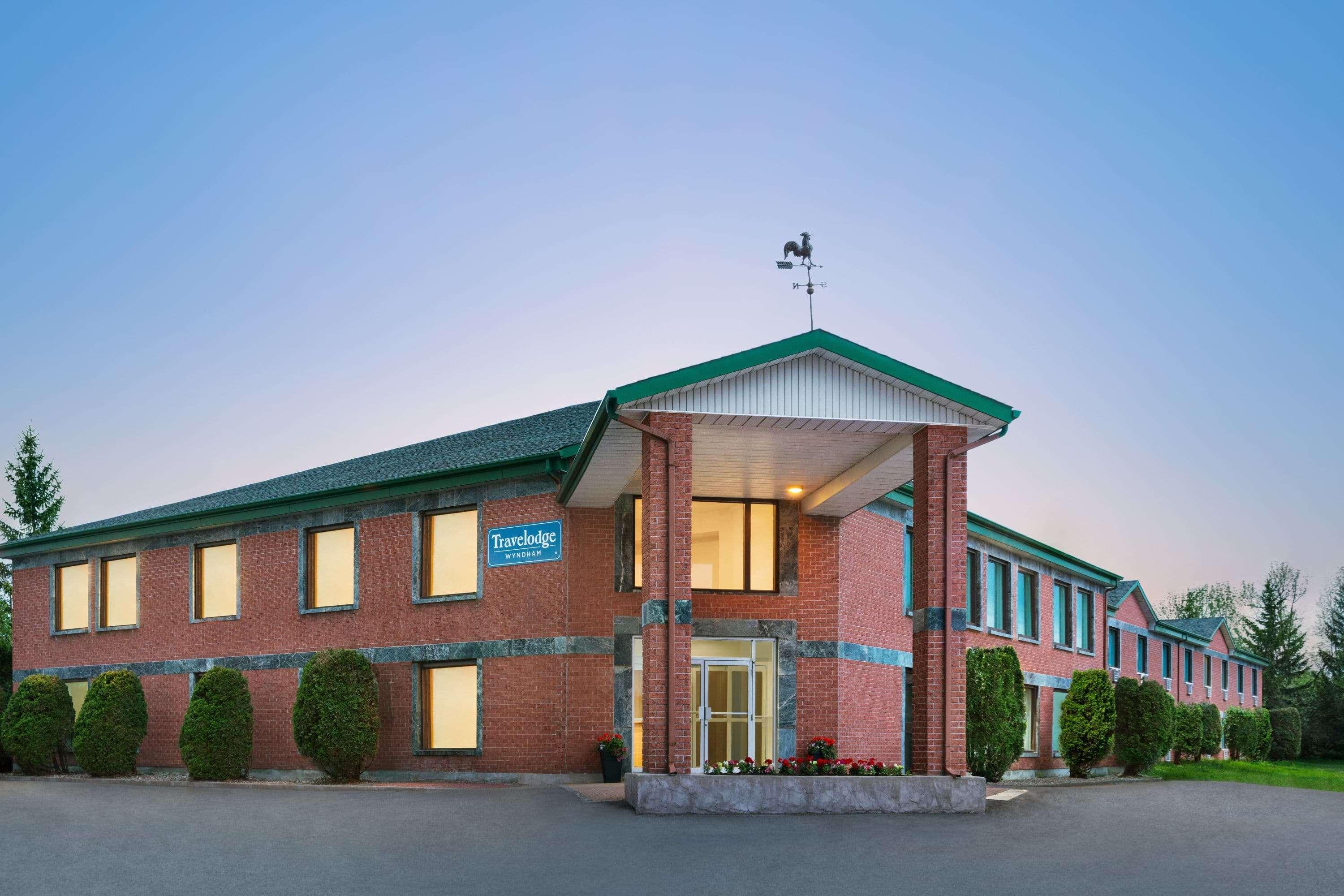 Travelodge By Wyndham Rigaud Exterior photo