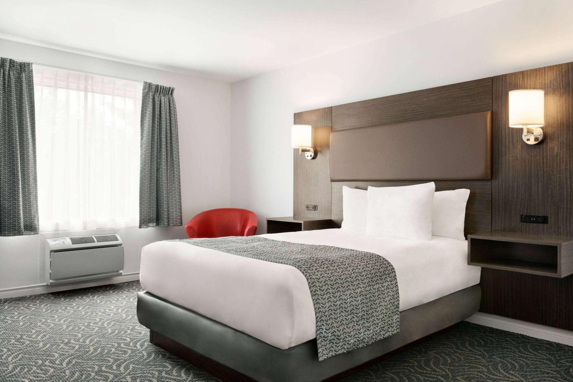 Travelodge By Wyndham Rigaud Exterior photo